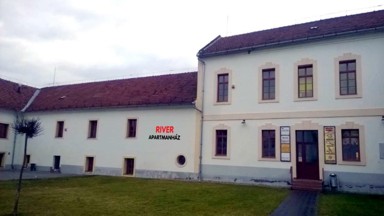 River Apartmanhaz Jaszbereny Exterior photo